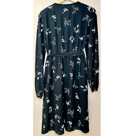 NWT Showpo Beat Of Your Own Drum Dress in Black Line Print Wrap Dress - Picture 2 of 8